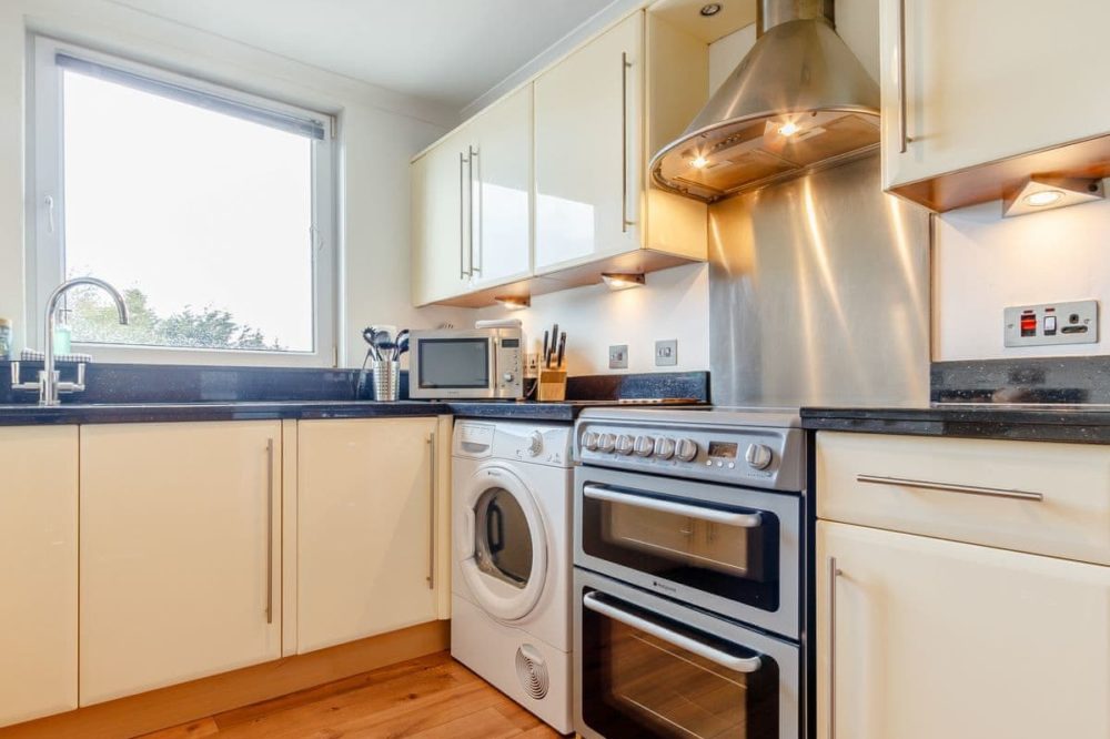 Well-equipped kitchen with Washing machine and tumble dryer